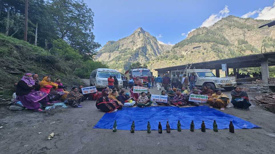 पांगी में शराब का ठेका स्थानांतरित ना होने पर फूटा महिलाओं का गुस्सा, किया चक्का जाम