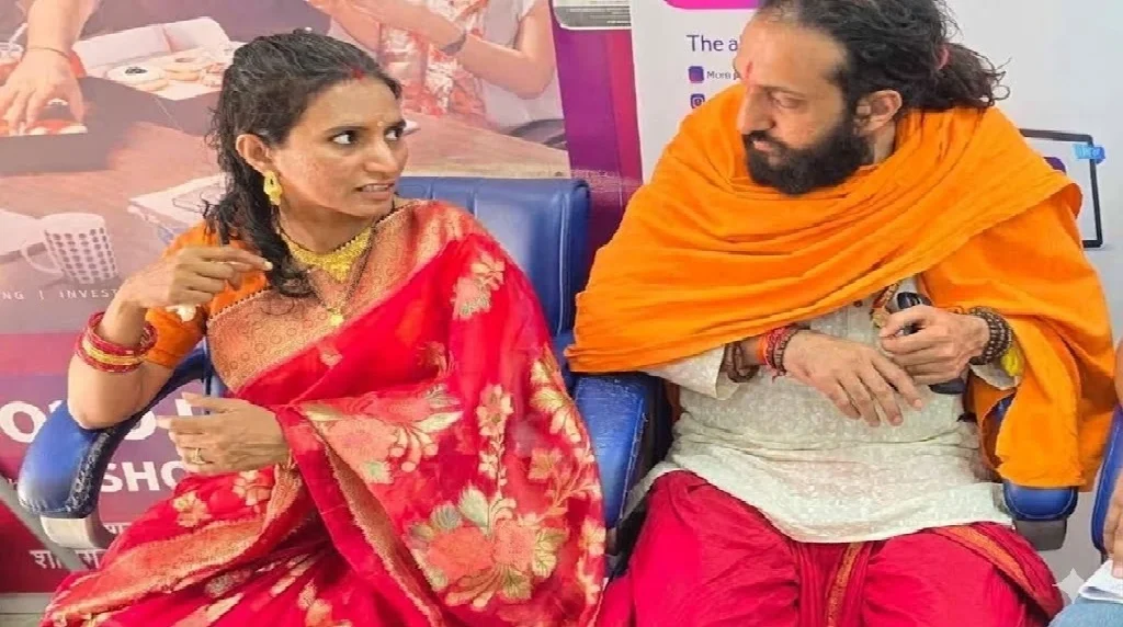 पत्नी प्रीतिका संग अघंजर महादेव में माथा टेकाने पहुचा IITian बाबा अभय सिंह, अब हिमाचल में ही बनाएंगे अपना आशियाना