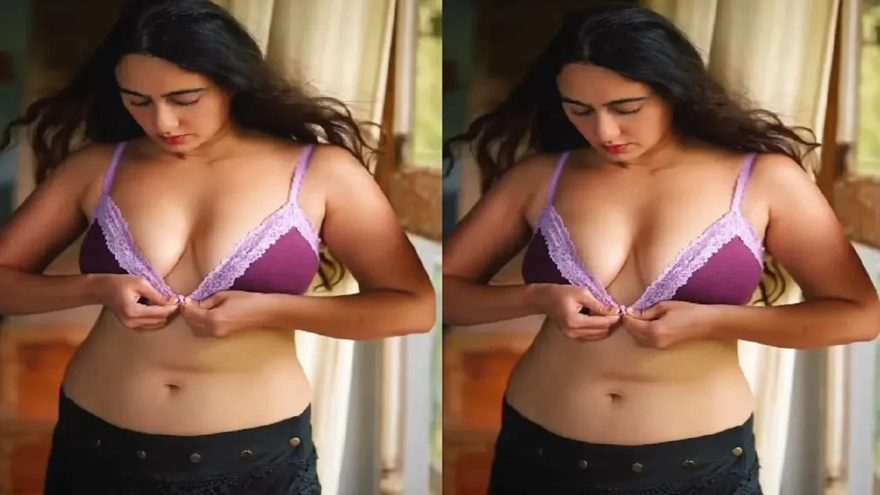 Desi Aunty Hot Video: देसी भाभी ने कैमरे के सामने लगाया ब्रा का हुक, देखकर घायल हुए फैंस, वीडियो हुआ वायरल